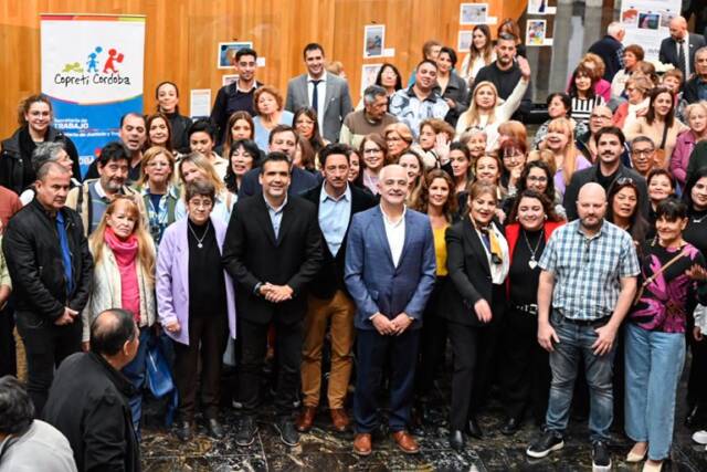 La muestra de dibujos seleccionados del Concurso 2023 podrá visitarse en la Legislatura de la Provincia. En el Mes de las Infancias, los pasillos de la Legislatura de la Provincia lucen pinturas y dibujos realizados por niñas, niños y adultos de Córdoba, que plasmaron en una hoja su mirada sobre el trabajo infantil y los derechos de infancias. La exposición está organizada por el Ministerio de Justicia y Trabajo a través de la Comisión para la Erradicación del Trabajo Infantil (COPRETI), la Agencia Córdoba Cultura y la Dirección de Cultura de la Legislatura Provincial. Se exhiben las obras premiadas y con menciones especiales realizadas en la tercera edición del Concurso Provincial de Dibujo “Coloreando Derechos Contra El Trabajo Infantil”. A través de la propuesta impulsada desde COPRETI y Cultura, niños de 6 a 15 años y mayores, pusieron su mirada particular en expresar la problemática del trabajo infantil creando obras artísticas que interpelan y movilizan a pensar y actuar por los derechos de las infancias. Durante el lanzamiento de la muestra, el secretario de Trabajo Omar Sereno marcó que es esencial desarrollar políticas públicas con el conjunto de la sociedad para erradicar y disminuir las consecuencias del trabajo infantil. Por lo cual, uno de los propósitos de este concurso que se edita todos los años desde el 2021, es involucrar y sensibilizar a la población en la temática. “Nos hemos propuesto exponer en todos lados las pinturas, para mostrarlas y que nos conmuevan”, señaló Sereno. En representación de Córdoba Cultura, el vocal de la Agencia Francisco Marchiaro resaltó la importancia del concurso en abrir dos oportunidades: por un lado, “la libertad de expresión y el disfrute de la pintura sobre una temática sensible como es los derechos de los niños, y por otro lado la posibilidad que tienen de darse cuenta de su creatividad e involucrarse en la industria creativa”. Asimismo, resaltó que en la actual edición 2024 de “Coloreando Derechos Contra el Trabajo Infantil”, ya ha recibido obras de cientos de participantes. “Dibujar es un juego” definió uno de los concursantes ganadores del 2023, el ilustrador Rafael Céliz, quien cuenta que sus alumnos pequeños ejercen este derecho a jugar a través de los colores y ayudan a concientizar contra el trabajo infantil participando del concurso 2024. Acompañaron la apertura, el presidente provisorio de la Legislatura, Facundo Torres Lima; la legisladora integrante de la COPRETI Silvina Jurich; las legisladoras Cristina Pereyra y Karen Acuña; la subsecretaria de Trabajo y Relaciones Laborales Elizabeth Bianchi; la directora General de Programas Especiales Marina Saleh; el director Cultura de la Legislatura Federico Menis; el curador de la obra y coordinador del Concurso provincial de Dibujo José Castiñeiras; miembros y equipo técnico de COPRETI y demás funcionarios de la Secretaría de Trabajo.