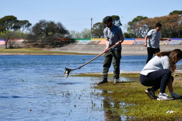 Estudiantes secundarios realizaron una jornada de limpieza en el dique Embalse de Río Tercero-La Ola Digital