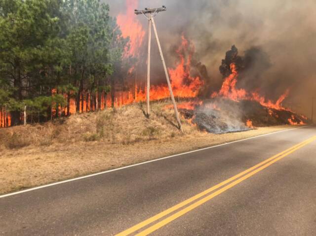 Mientras los bomberos luchaban contra el fuego en Intiyaco, rescataron a 400 personas que habían quedado varadas-La Ola Digital