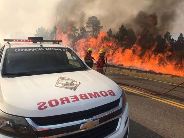 220 bomberos y 4 helicópteros luchan contra el fuego en Villa Berna-La Ola Digital