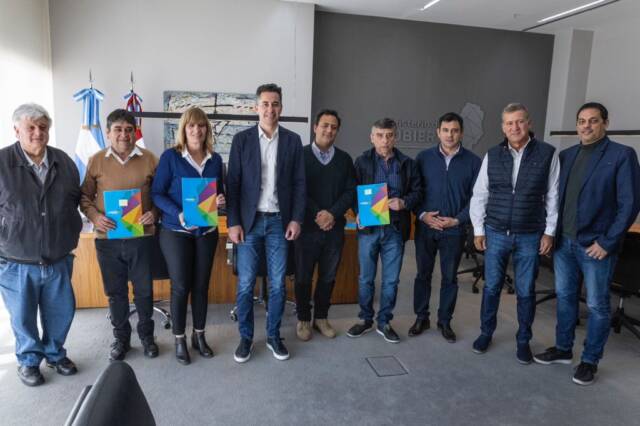 La Provincia firmó convenios con intendentes para ejecutar obras-La Ola Digital