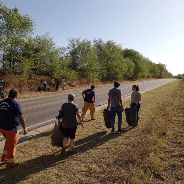 Alumnos de Amboy, Villa Amancay y San Ignacio limpiaron la vera de la Ruta 23-La Ola Digital