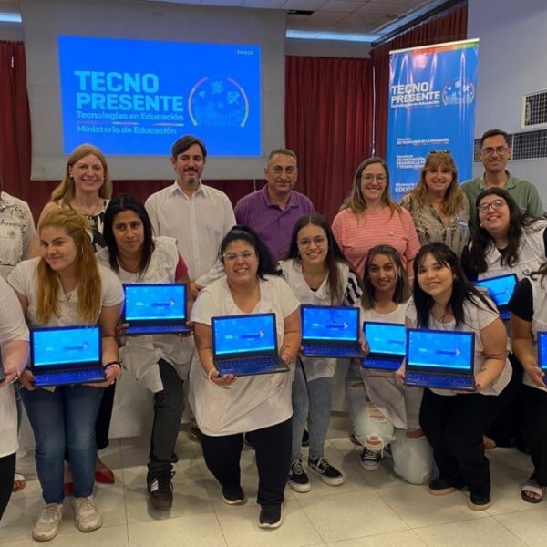 La Provincia entregó otras 192 netbooks a futuros docentes-La Ola Digital