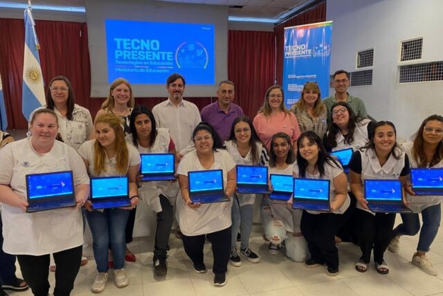 La Provincia entregó otras 192 netbooks a futuros docentes-La Ola Digital