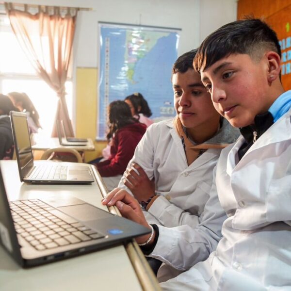 Este año 726 escuelas rurales recibieron 3.635 netbooks-La Ola Digital
