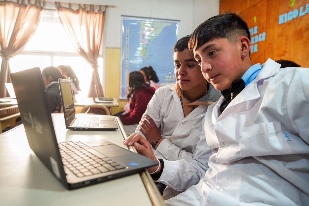 Este año 726 escuelas rurales recibieron 3.635 netbooks-La Ola Digital