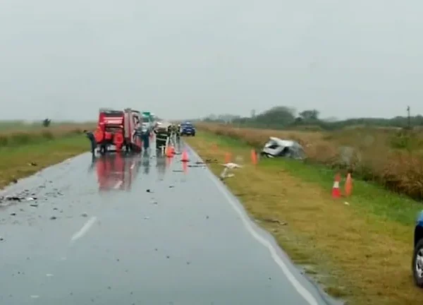 Choque fatal entre un auto y un camión