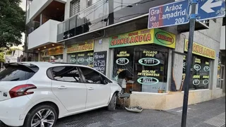 Un auto terminó incrustado en una carnicería