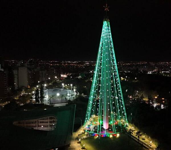 Se prendió el árbol de navidad más grande del país