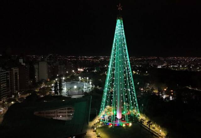 Se prendió el árbol de navidad más grande del país