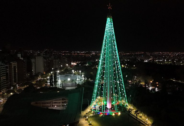 Se prendió el árbol de navidad más grande del país