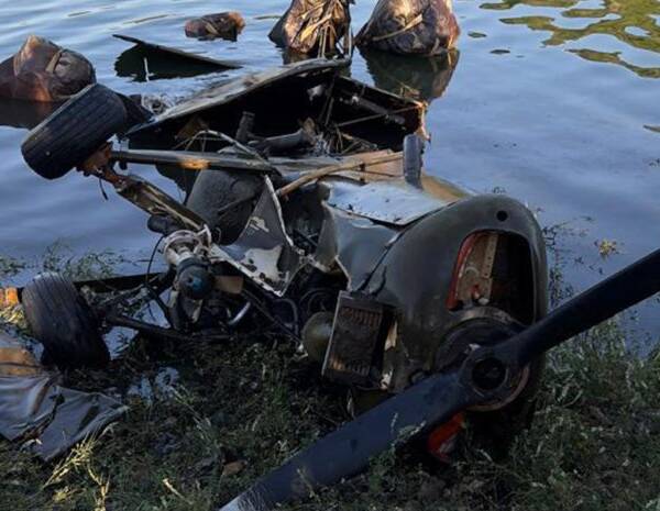 Dique Los Molinos: extraen una avioneta que cayó hace años