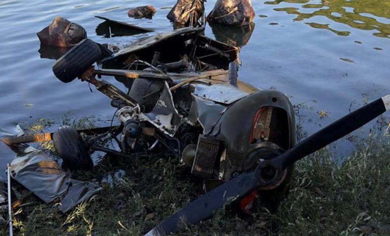 Dique Los Molinos: extraen una avioneta que cayó hace años
