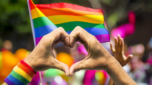 La comunidad LGBTIQ de Calamuchita se reunió para marcar su oposición al discurso de Milei-La Ola Digital