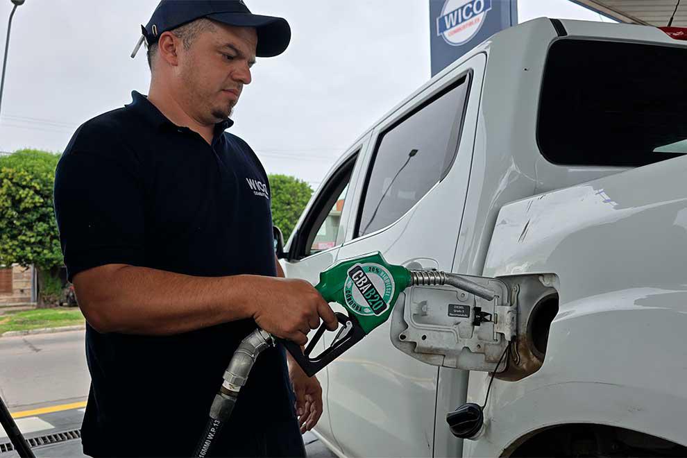 Transición energética: Vehículos particulares ya cargan biocombustibles en Córdoba-La Ola Digital