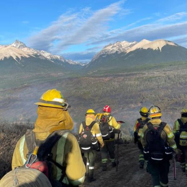 Bomberos cordobeses continúan trabajando en el sur del país