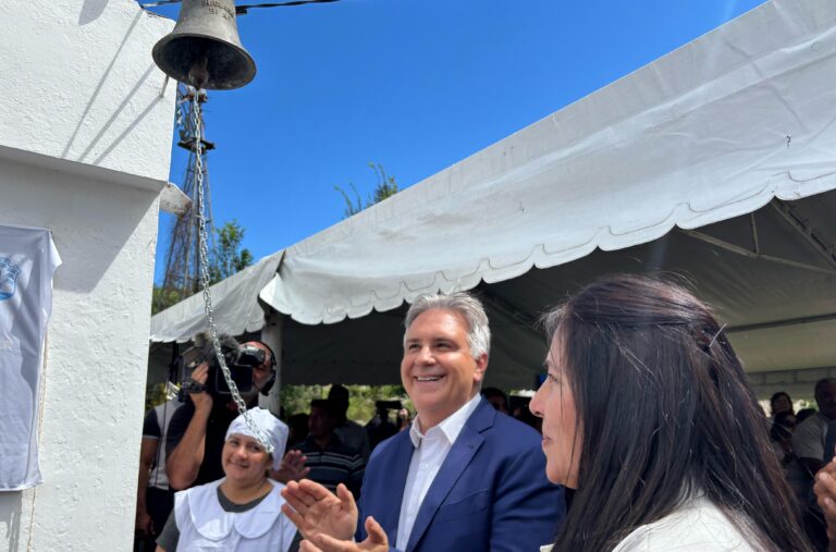 El gobernador celebró que 852 escuelas rurales inician las clases con internet satelital de alta velocidad.El gobernador Martín Llaryora dio inicio hoy al ciclo lectivo 2025 en el Centro Educativo Carlos Guido Spano de Villa Benegas, ubicado en las Altas Cumbres, en un acto que contó con la participación de cientos de escuelas conectadas en videoconferencia.Esto fue posible gracias a que casi la totalidad de las escuelas rurales y de alta montaña ya cuentan con conexión a internet satelital (Starlink), acercando oportunidades a cada rincón de la provincia.“Me comprometí a no achicar el gasto educativo, a no cerrar escuelas. Venimos a ampliar oportunidades, a hacer de las escuelas rurales y de alta montaña de Córdoba las mejores escuelas de Latinoamérica, y para eso vamos a empezar por la inversión. Y sin conectividad, hoy no hay posibilidad de educar”, destacó el Gobernador.A la fecha 852 de los 871 establecimientos cuentan con esta tecnología para continuar ampliando las oportunidades de aprendizaje para miles de estudiantes de localidades alejadas de los grandes centros urbanos.De esta forma se cumple el compromiso anunciado por el gobernador Llaryora el pasado 14 de agosto en la Pampa de Achala, en el inicio de ciclo lectivo de las escuelas de alta montaña.“En Latinoamérica o en Sudamérica, proyectos como este, de esta magnitud, con este nivel de inversión y compromiso, no existen”, aseguró Martín Llaryora.Esta iniciativa refleja un avance significativo en la conectividad de las escuelas rurales, permitiendo que los estudiantes puedan acceder a contenidos educativos en línea, mejorar su formación y tener igualdad de oportunidades.El gobernador resaltó que con estas herramientas se podrá enseñar materias como inglés o tecnología a distancia, ya que son lugares donde es difícil que puedan llegar más docentes.A su vez, permitirá que la comunidad y la población pueda acercarse a las escuelas a hacer cursos o trámites aprovechando la conexión.Con esta medida, el Gobierno de Córdoba reafirma su compromiso con la educación como pilar fundamental del crecimiento y el bienestar de la provincia, brindando a los estudiantes las herramientas necesarias para enfrentar los desafíos del futuro.Llaryora agradeció a los docentes y les dijo “sé que quieren a los chicos en cada una de las escuelas como si fueran sus hijos. Y sé que hacen todo el esfuerzo, y más también. Lo que nosotros hoy le estamos dando es una ventana al futuro, una ventana al progreso”.A su turno, el ministro de Educación, Horacio Ferreyra resaltó el trabajo de toda la comunidad educativa y destacó el proyecto educativo de la provincia: «Estamos avanzando en un proyecto educativo que marca prioridades que son centrales para el desarrollo de nuestra Córdoba, a la vez que el esfuerzo por la enseñanza de la lengua y la matemática es nuestro desafío, nuestro reto».«Córdoba se destaca, pero tenemos que seguir trabajando a lo largo y a lo ancho de la provincia para que nuestros chicos y nuestras chicas aprendan, y aprendan lo que tienen que aprender en los tiempos que están establecidos».