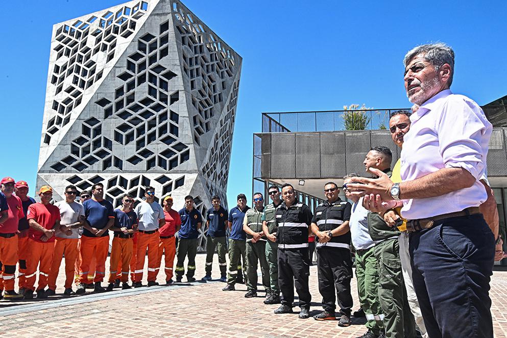 Más bomberos y equipamiento para combatir los incendios