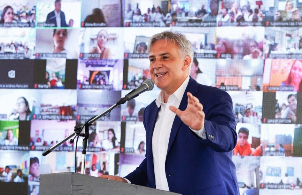 Esta iniciativa refleja un avance significativo en la conectividad de las escuelas rurales, permitiendo que los estudiantes puedan acceder a contenidos educativos en línea, mejorar su formación y tener igualdad de oportunidades. El gobernador resaltó que con estas herramientas se podrá enseñar materias como inglés o tecnología a distancia, ya que son lugares donde es difícil que puedan llegar más docentes. A su vez, permitirá que la comunidad y la población pueda acercarse a las escuelas a hacer cursos o trámites aprovechando la conexión. Con esta medida, el Gobierno de Córdoba reafirma su compromiso con la educación como pilar fundamental del crecimiento y el bienestar de la provincia, brindando a los estudiantes las herramientas necesarias para enfrentar los desafíos del futuro. Llaryora agradeció a los docentes y les dijo “sé que quieren a los chicos en cada una de las escuelas como si fueran sus hijos. Y sé que hacen todo el esfuerzo, y más también. Lo que nosotros hoy le estamos dando es una ventana al futuro, una ventana al progreso”. A su turno, el ministro de Educación, Horacio Ferreyra resaltó el trabajo de toda la comunidad educativa y destacó el proyecto educativo de la provincia: «Estamos avanzando en un proyecto educativo que marca prioridades que son centrales para el desarrollo de nuestra Córdoba, a la vez que el esfuerzo por la enseñanza de la lengua y la matemática es nuestro desafío, nuestro reto». «Córdoba se destaca, pero tenemos que seguir trabajando a lo largo y a lo ancho de la provincia para que nuestros chicos y nuestras chicas aprendan, y aprendan lo que tienen que aprender en los tiempos que están establecidos».
