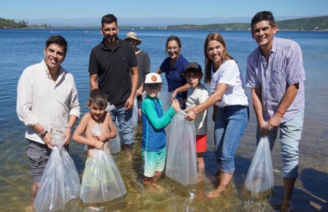 Ambiente realizó siembra de peces en Embalse de Río Tercero-La Ola Digital