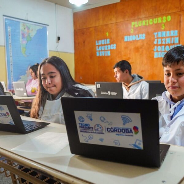 Las 871 escuelas rurales de Córdoba ya cuentan con internet satelital-La Ola Digital