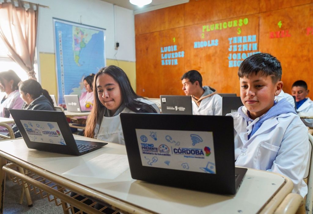 Las 871 escuelas rurales de Córdoba ya cuentan con internet satelital-La Ola Digital