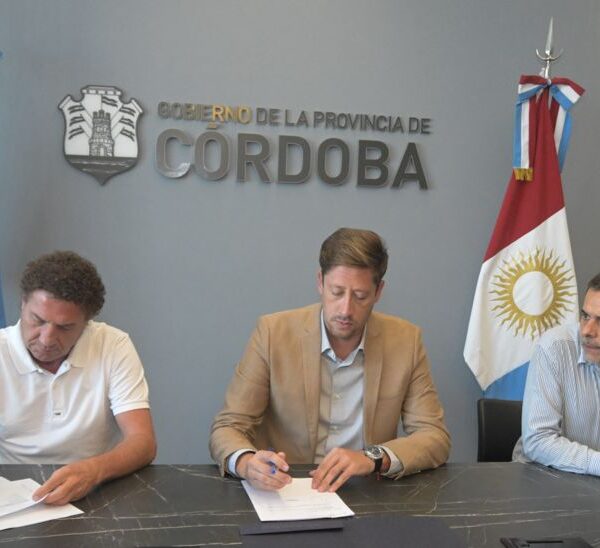 La Provincia firmó el acuerdo salarial con UEPC-La Ola Digital