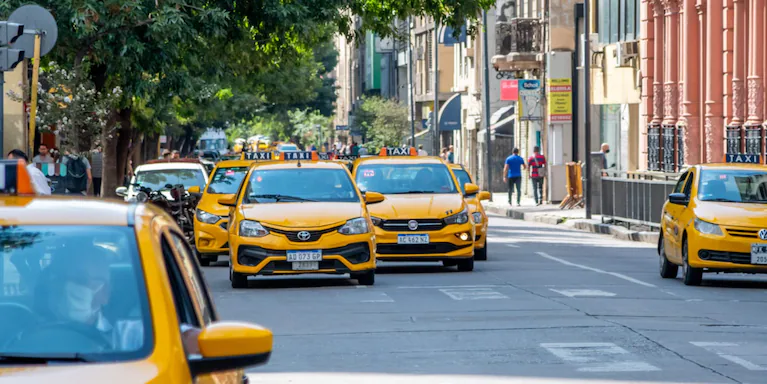Taxistas en conflicto por Uber