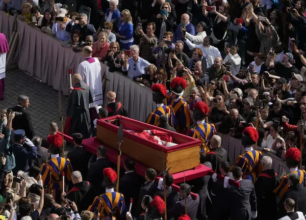 Miles de fieles ya despiden al Papa Francisco