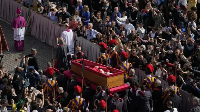 Miles de fieles ya despiden al Papa Francisco