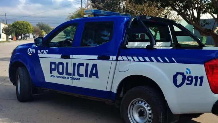 El principal sospechoso es su hijo de 56 años quien se encuantra detenido. Una misteriosa muerte conmociona a Córdoba. El cuerpo de una mujer fue encontrado adentro del placard de su casa y por el hecho detuvieron a su hijo. El macabro hallazgo tuvo lugar en una vivienda ubicada en calle América de barrio Pueyrredón. Fuentes policiales indicaron que la víctima, cuya identidad no trascendió, tenía pedido de paradero. La hija de la mujer hizo la denuncia preocupada por la desaparición. Los oficiales llegaron a la propiedad, donde se encontraba el hijo de la fallecida quien también residía en el lugar. Se trata de un hombre de 56 años que indicó que su madre estaba en el interior del mueble. Personal de Investigaciones Criminales, bajo directivas de la fiscalía de turno, investiga la circunstancias de la muerte. La Policía Judicial trabajó en la zona y los peritos forenses intentan determinar si el cadáver presentaba lesiones.