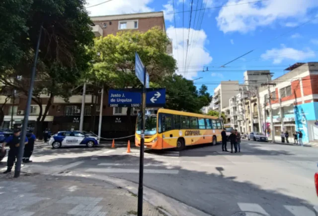 Un adolescente murió atropellado por un colectivo