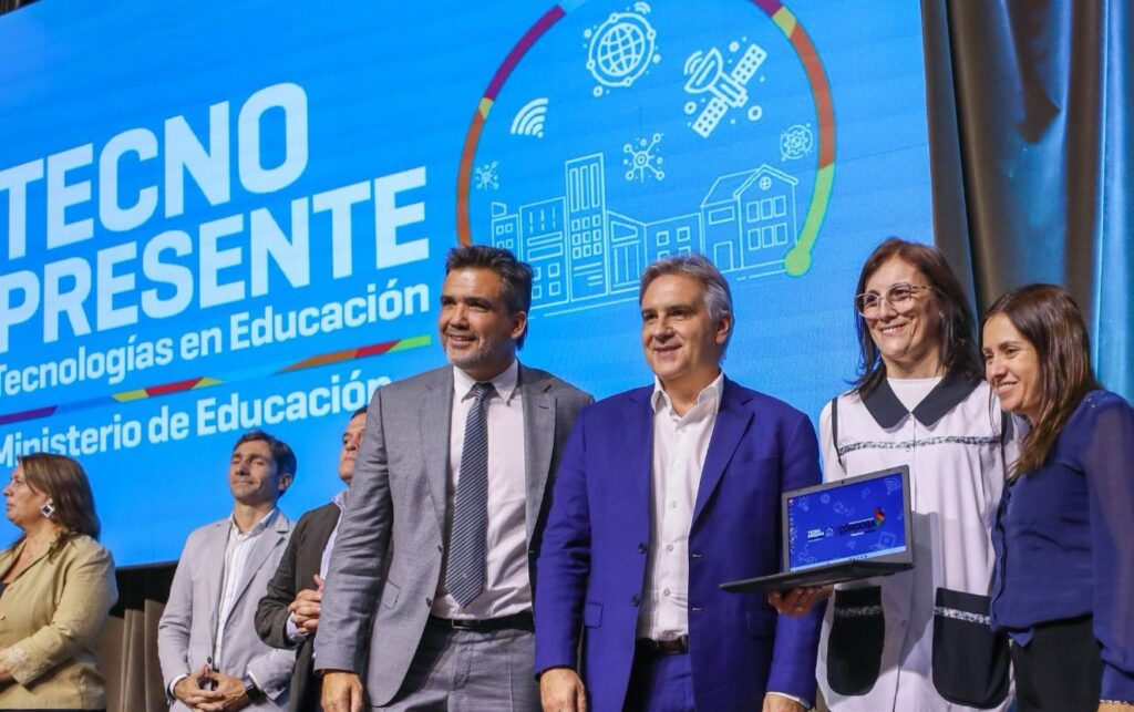 Llaryora entregó 3.053 netbooks a 118 instituciones-La Ola Digital