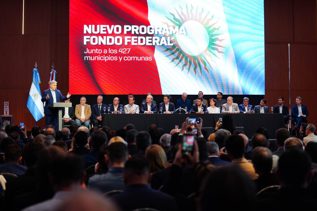 Acompañado por más de 400 intendentes y jefes comunales, Llaryora firmó el Fondo Federal Cordobés-La Ola Digital