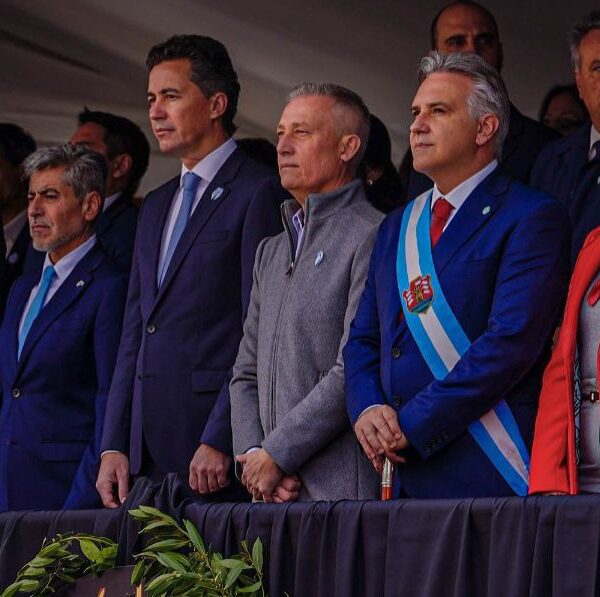 Villa Carlos Paz fue sede del desfile cívico – militar por el 25 de mayo-La Ola Digital