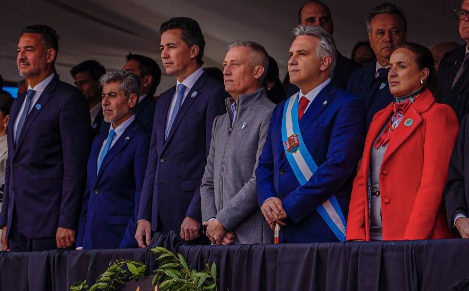 Villa Carlos Paz fue sede del desfile cívico – militar por el 25 de mayo-La Ola Digital