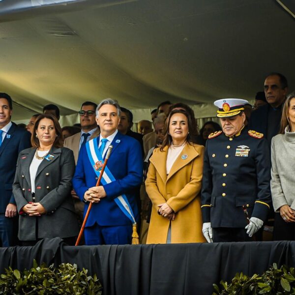 Llaryora encabezó el desfile cívico-militar en conmemoración del 9 de julio desde Colonia Caroya-La Ola Digital