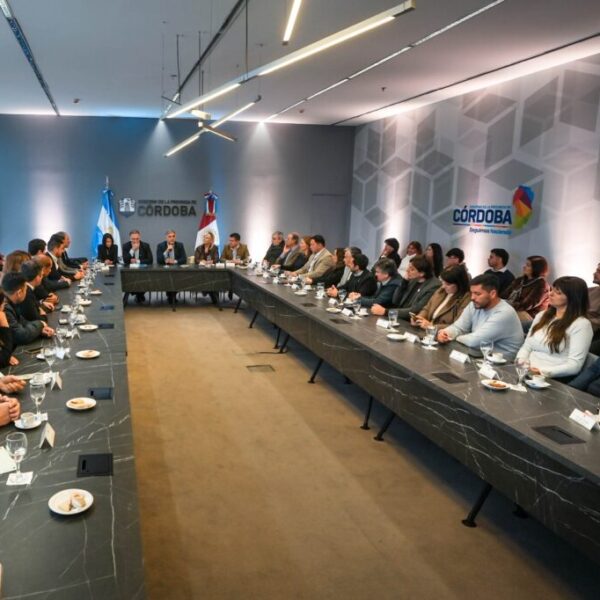 Llaryora entregó $200 millones a 28 municipios para fortalecer la educación local-La Ola Digital