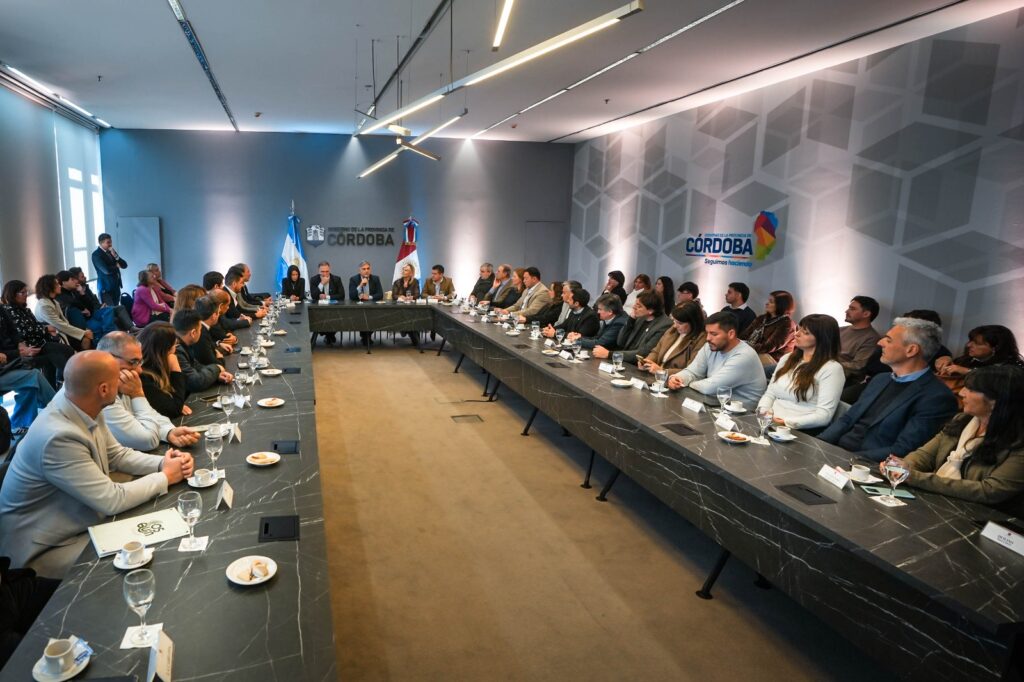 Llaryora entregó $200 millones a 28 municipios para fortalecer la educación local-La Ola Digital