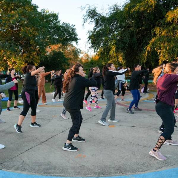 Clases gratuitas de aeróbica en el Parque del Kempes