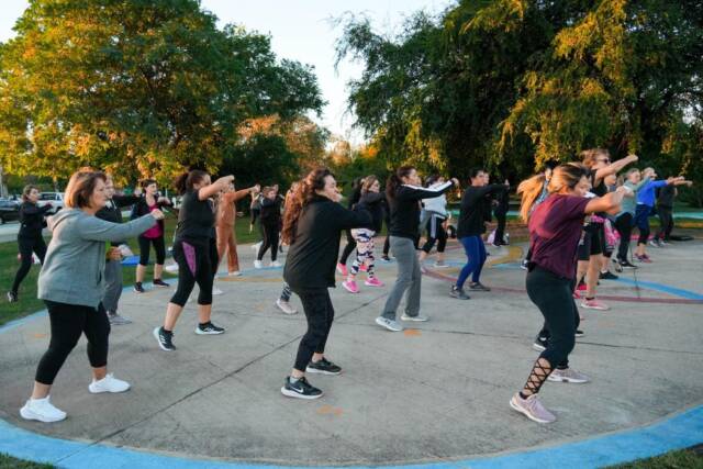 Clases gratuitas de aeróbica en el Parque del Kempes