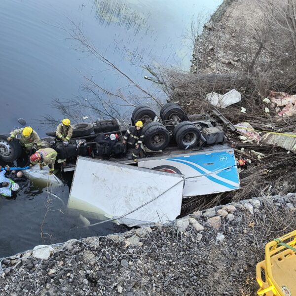 Un camión cayó al río de Potrero de Garay: el conductor falleció-La Ola Digital
