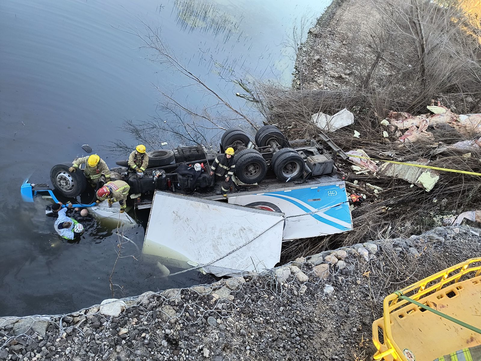 Un camión cayó al río de Potrero de Garay: el conductor falleció-La Ola Digital