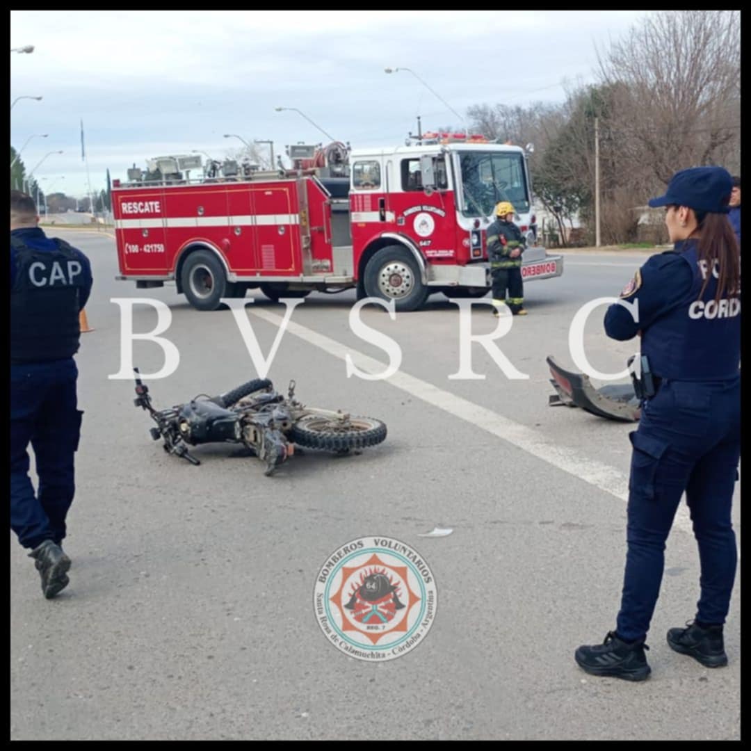 Accidente de tránsito entre una moto y un auto en Santa Rosa-La Ola Digital