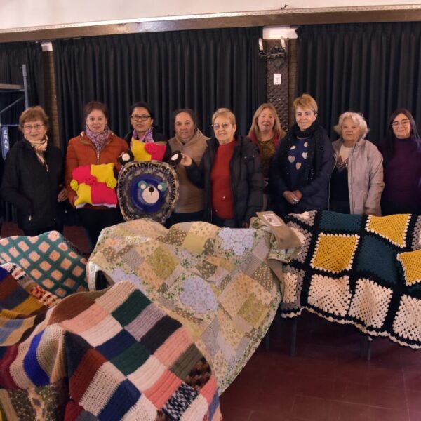 Embalse: tejieron cubrecamas para abrigar a mujeres víctimas de violencia de género-La Ola Digital