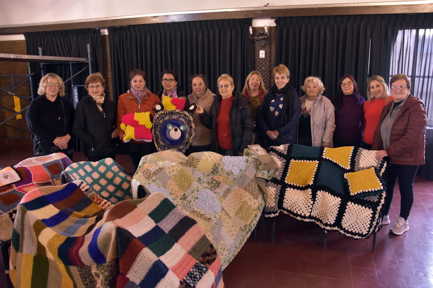 Embalse: tejieron cubrecamas para abrigar a mujeres víctimas de violencia de género-La Ola Digital