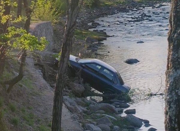 Se le "saltó" el cambio y terminó en el río de Santa Rosa de Calamuchita-La Ola Digital