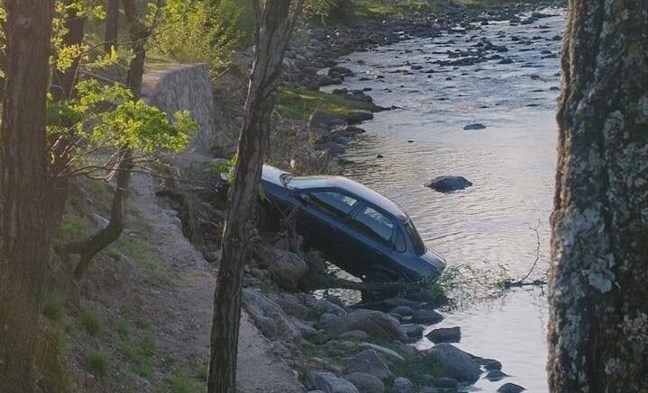 Se le "saltó" el cambio y terminó en el río de Santa Rosa de Calamuchita-La Ola Digital