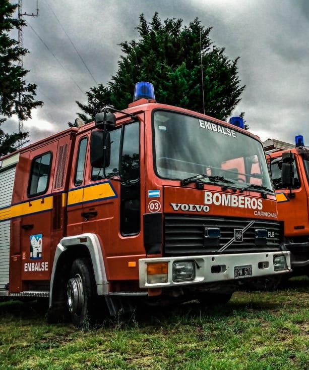 Se incendió un tinglado en Segunda Usina y se quemaron dos vehículos-La Ola Digital