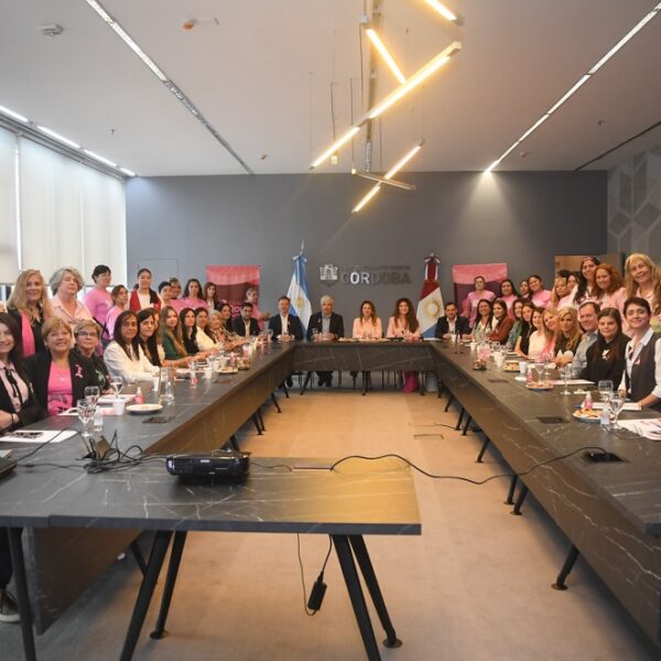 Se presentó la campaña de concientización y control preventivo del cáncer de mama-La Ola Digital